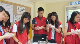 Members of HS Academy Alumni Club, together with staff of Housing Society, visited elderly residents at Kwun Lung Lau with DIY low-sugar mooncakes for celebration of the Mid-Autumn Festival.